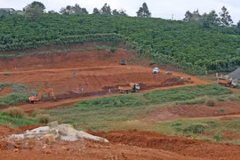 Vẫn "nóng" việc phân lô, bán nền ở Lâm Đồng: Rầm rộ san ủi đất đồi