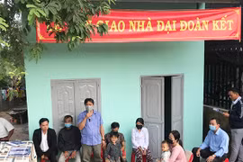 Ayun Pa: Bàn giao nhà "Đại đoàn kết" cho hộ nghèo