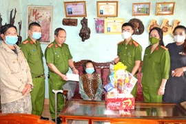 Văn phòng Cơ quan Cảnh sát Điều tra Công an tỉnh thăm hỏi, tặng quà Mẹ Việt Nam Anh hùng Võ Thị Lục