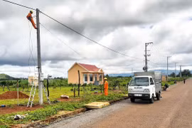 Điện về khu tái định cư làng Dơ Nâu