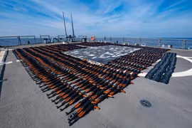 Hải quân Mỹ tịch thu hàng ngàn khẩu AK-47 vận chuyển lậu trên biển Ả Rập