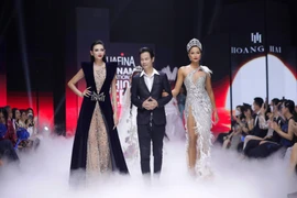 H'Hen Niê, Hoàng Thùy 'đọ dáng' nóng bỏng trên sàn catwalk