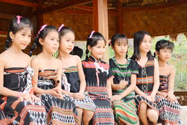 Tìm về hoa văn, họa tiết dân tộc