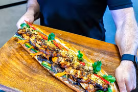 Mục sở thị chiếc bánh mỳ Việt lớn nhất thế giới "full toping" được đủ cho 2-3 người cùng ăn