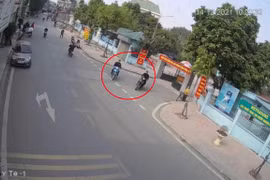 Truy đuổi 2 tên trộm xe SH, chiến sĩ công an bị chém bằng dao bầu