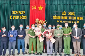 Tặng 500 móc khóa an ninh cho người dân phường Phù Đổng