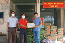Một gia đình tặng 300 suất quà trị giá gần 100 triệu đồng cho người dân xã Ia Sol