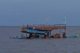 12 ngư dân rơi xuống biển sau khi tàu hàng tông chìm tàu cá