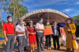 Tặng hơn 400 suất quà cho hộ nghèo, khó khăn do ảnh hưởng bởi dịch Covid-19 tại xã Ia Pal