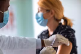 Tác dụng phụ của mũi 3 vắc xin Covid-19 khác gì so với mũi 2?