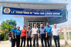 Ayun Pa: Bàn giao nhà "Mái ấm Công đoàn"