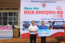 Tổ chức ngày hội Hoa phượng đỏ tại thị trấn Phú Hòa