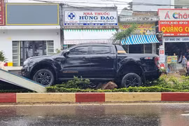 Pleiku: Xe ô tô mất lái lao lên dải phân cách