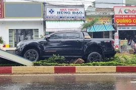 Pleiku: Xe ô tô mất lái lao lên dải phân cách