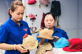 Cô gái 9X khởi nghiệp với nghề móc len