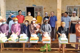 Tặng 1.100 suất quà cho người nghèo và học sinh khó khăn huyện Chư Păh và Chư Sê