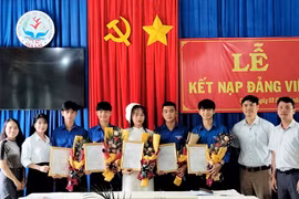Chư Sê: 5 học sinh của Trường THPT Trường Chinh được kết nạp Đảng