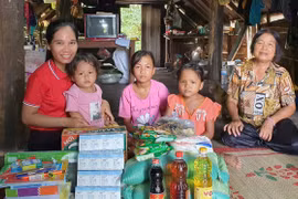 Gia Lai: Tặng trên 100 suất quà cho bệnh nhân phong, người nghèo và trẻ mồ côi