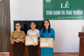 Khen thưởng học sinh đạt thành tích cao tại kỳ thi tốt nghiệp THPT năm 2022