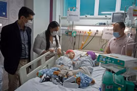 Tách rời cặp sinh đôi dính liền hộp sọ với công nghệ thực tế ảo