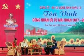 Những công nhân ưu tú ở Binh đoàn 15