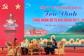 Những công nhân ưu tú ở Binh đoàn 15