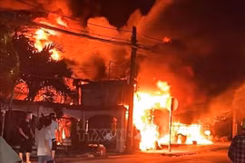 Bình Dương: Dập tắt đám cháy tại ki-ốt trong đêm