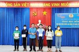 Gia Lai: Trao học bổng cho con công nhân, viên chức, lao động có hoàn cảnh khó khăn