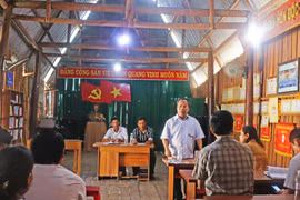 Phó Bí thư Thường trực Tỉnh ủy Châu Ngọc Tuấn: Làng Hway cần huy động 100% trẻ trong độ tuổi đến trường