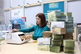 Nên siết hay nới room tín dụng?