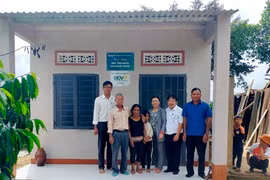 Trao nhà, tặng quà cho gia đình khó khăn tại huyện Chư Păh và Chư Sê