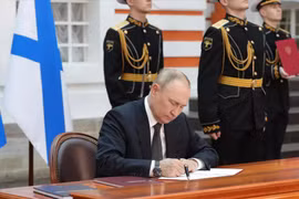 Giữa chiến sự Ukraina, ông Putin ký Học thuyết Hải quân Nga mới