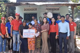 Đak Pơ: Trao quà, hỗ trợ sửa chữa nhà ở cho gia đình có hoàn cảnh khó khăn tại xã Tân An