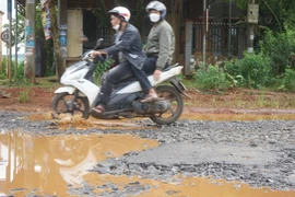 Đắk Nông: Cận cảnh đường vừa nâng cấp đã hư hỏng nghiêm trọng