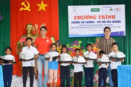 Gia Lai: Trao quà cho học sinh có hoàn cảnh khó khăn nhân dịp năm học mới