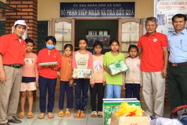 Pleiku: Tặng vở và sách giáo khoa cho học sinh khó khăn nhân dịp năm học mới