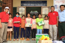 Pleiku: Tặng vở và sách giáo khoa cho học sinh khó khăn nhân dịp năm học mới