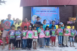 Phú Thiện: Tặng 1.000 suất quà cho người nghèo, học sinh và trẻ em khó khăn