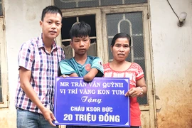 Pleiku: Trao 20 triệu đồng cho cậu bé khuyết tật đam mê bóng đá