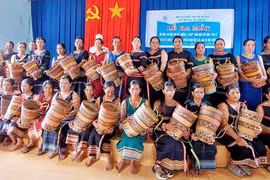 Tặng 30 chiếc gùi đi chợ cho hội viên phụ nữ