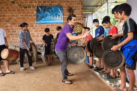 Nặng lòng với nhạc cụ truyền thống