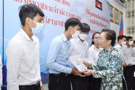 Trao học bổng cho 100 sinh viên xuất sắc Campuchia đang học tập tại Việt Nam