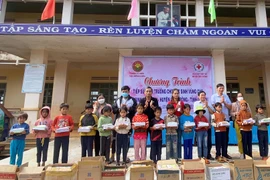 Chư Prông: Tặng trên 410 suất quà cho học sinh nghèo vùng khó