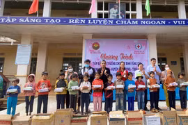 Chư Prông: Tặng trên 410 suất quà cho học sinh nghèo vùng khó