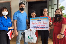 Tặng quà, nhận đỡ đầu 4 học sinh có hoàn cảnh khó khăn tại xã Biển Hồ