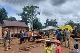 Mang Yang: Cháy nhà sàn do chập điện