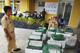 Thừa Thiên-Huế: Bắt xe tải chở 6.000 bao thuốc lá Jet lậu