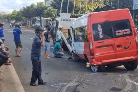 TP. Pleiku: Tránh xe máy, ô tô chở khách tông vào dải phân cách hư hỏng nặng