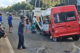 TP. Pleiku: Tránh xe máy, ô tô chở khách tông vào dải phân cách hư hỏng nặng