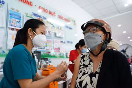 Miễn dịch tự nhiên hay miễn dịch do tiêm vắc Covid-19 xin tốt hơn?